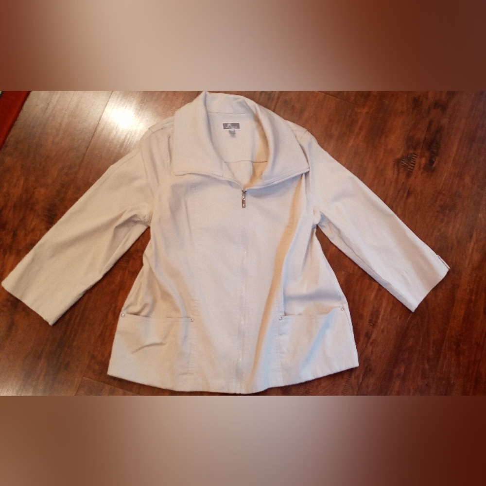 Women's Jacket - Picture 8 of 8